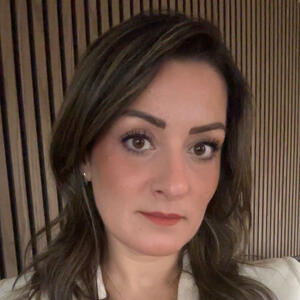 Porträttfoto av Manal Sultan, rektor och skolledare